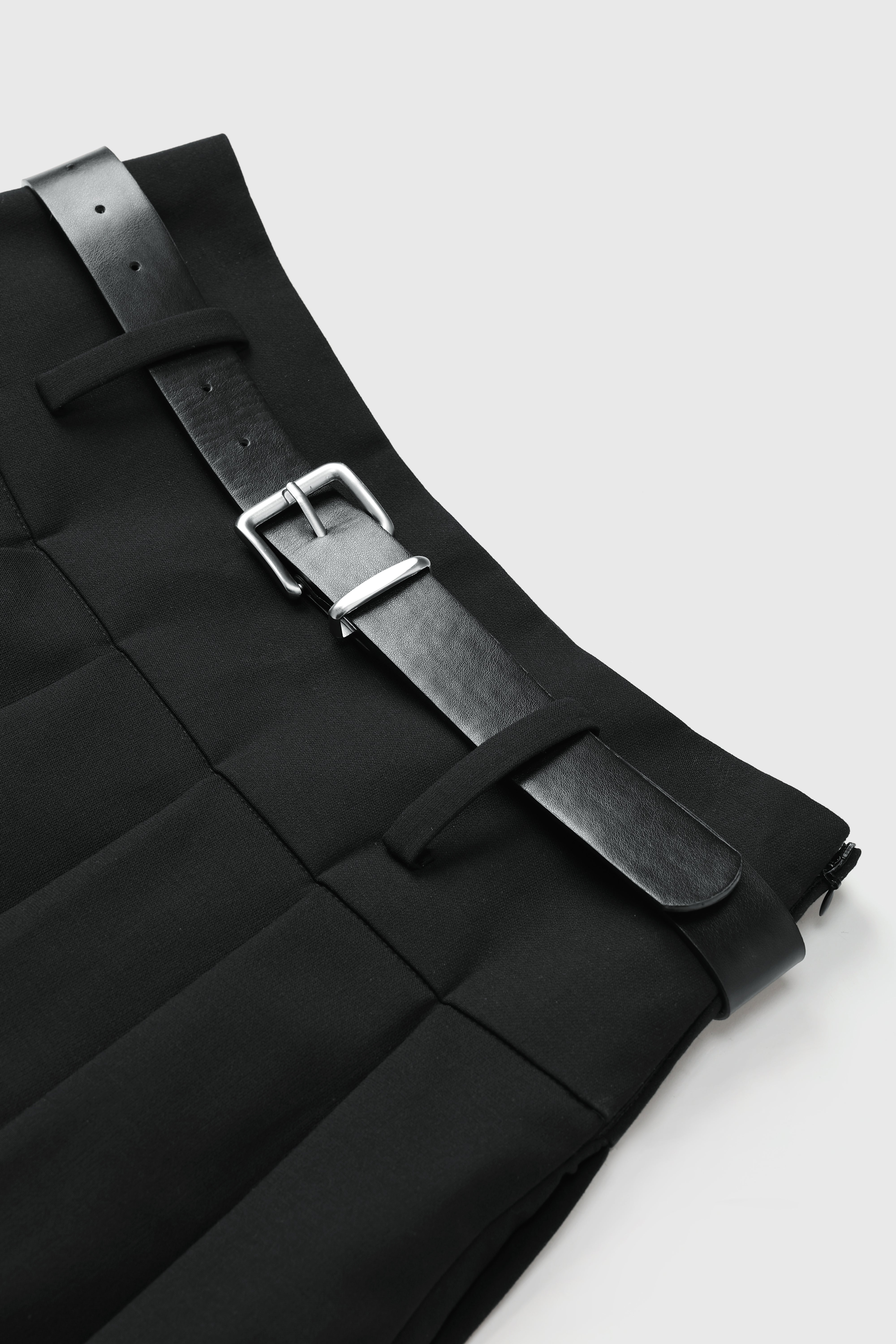 American Vintage Belted Pleated Skirt - Classy Black