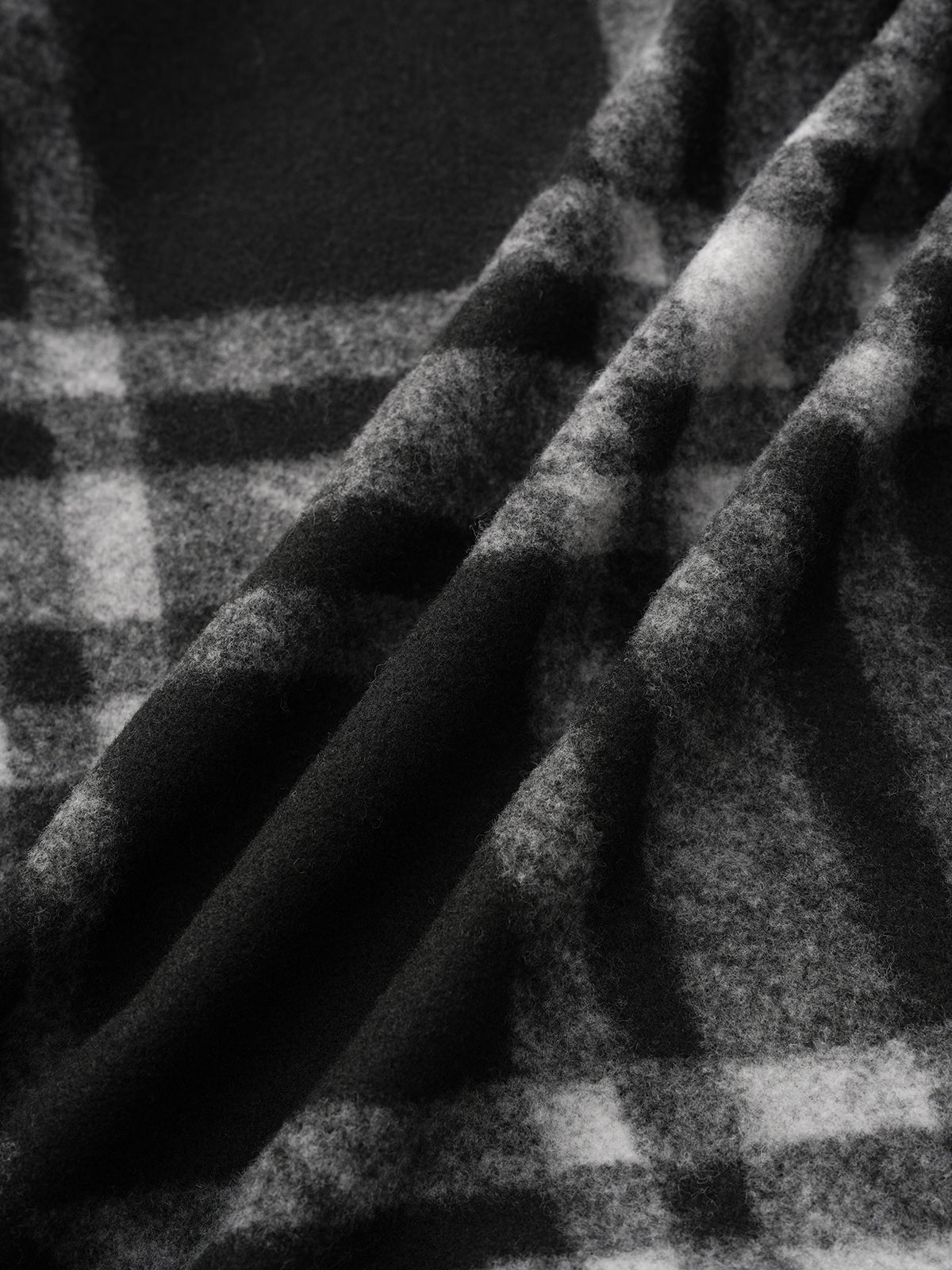 Gallery Blanket Cape – Mono Plaid