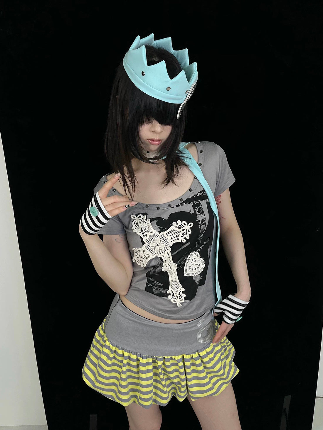 Brick Lane Skimming-fit Lace Cross Graphic Baby Tee - Gray