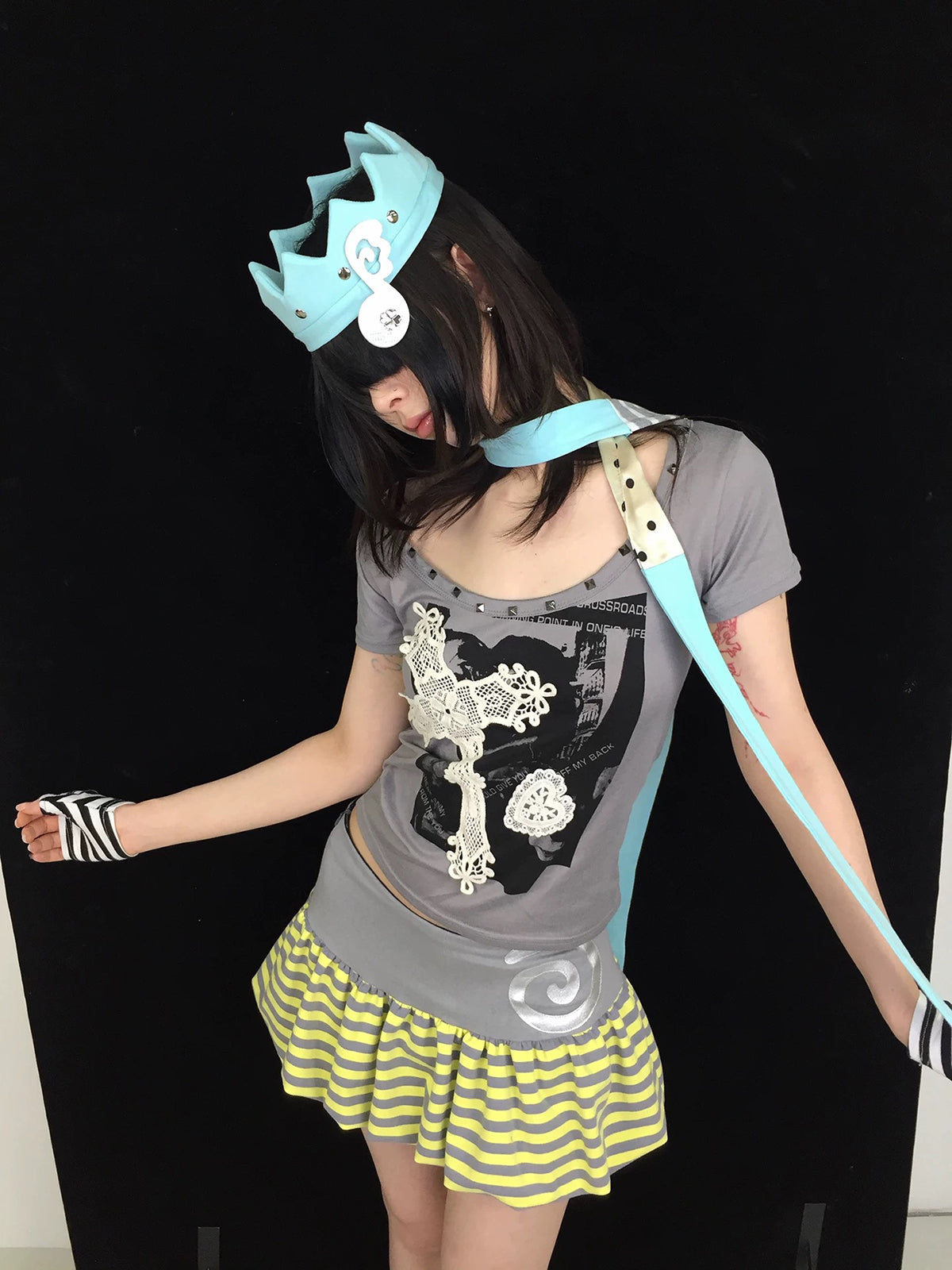 Brick Lane Skimming-fit Lace Cross Graphic Baby Tee - Gray