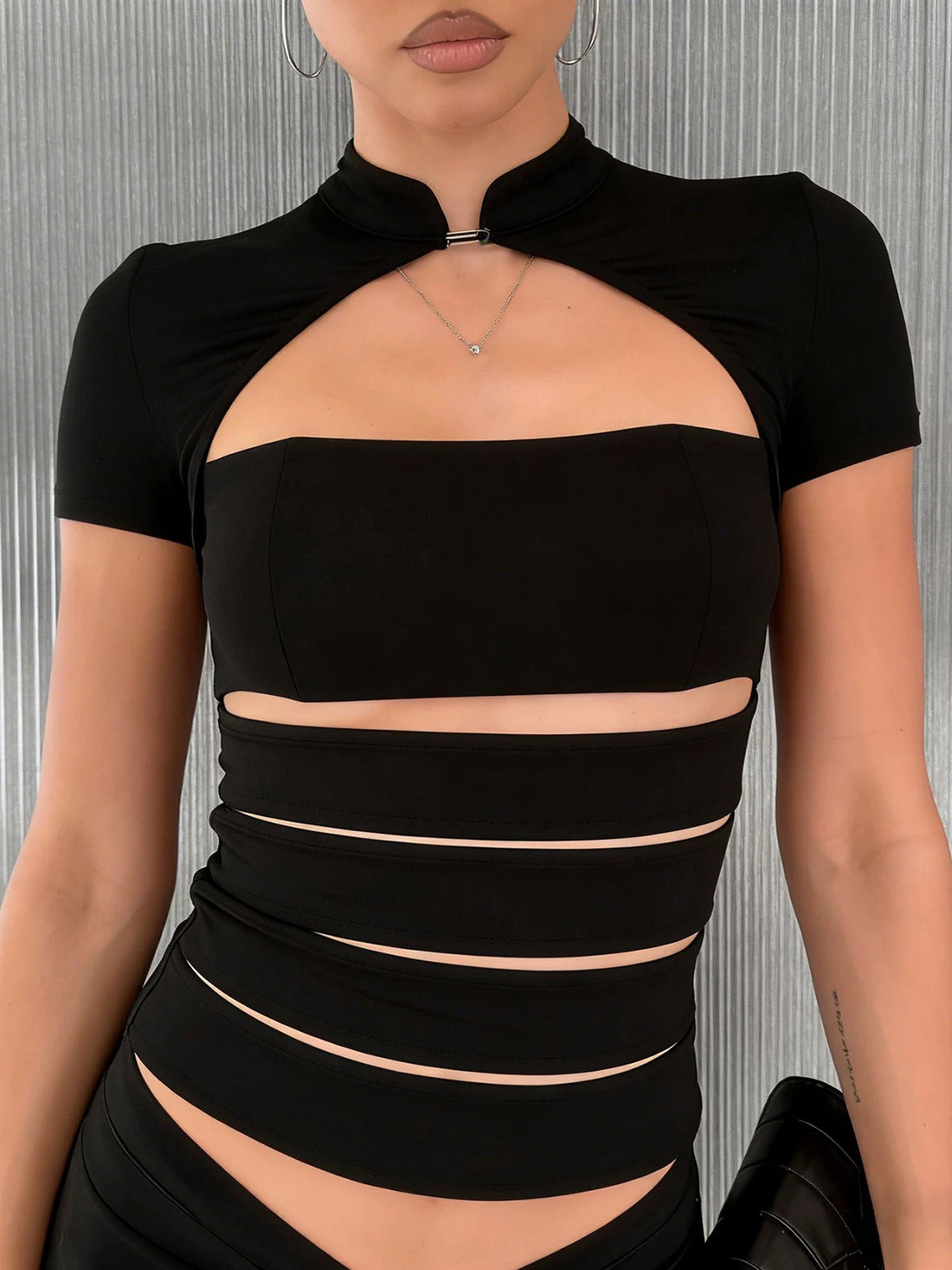 Brick Lane Skimming Cut-out Detailed Fitted Crop Top - Black
